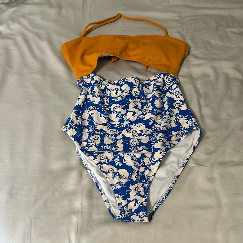 CUPSHE one peice bathing suit!